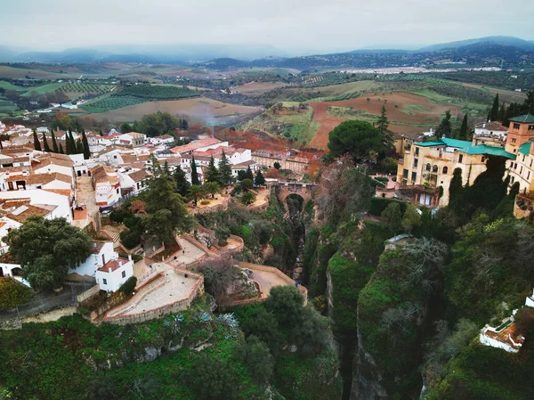罗大西班牙城市上方的航空摄影全景 悬崖峭壁边悬崖峭壁上的住宅 西班牙安达卢西亚市 马拉加 Costa Del Sol — 图库照片