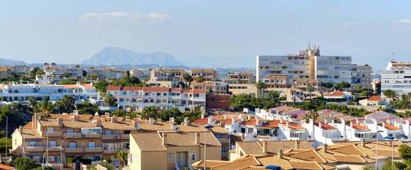 托雷维贾市景观天际线现代住宅建筑屋顶的横向图像全景 科斯塔布兰卡 埃斯帕纳阿利坎特省 西班牙 — 图库照片