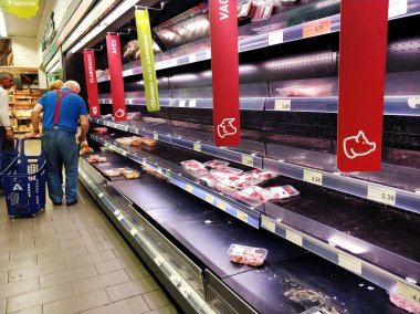 Torrevieja, İspanya: 13 Mart 2020: Market zincirinin içi. Müşteriler Coronavirus veya tehlikeli grip salgını Covid-19 konseptinin yol açtığı kapanışlar arasında yerel mağazaları boşaltıyor.