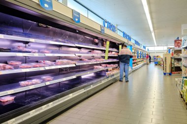 Torrevieja, İspanya: 13 Mart 2020: Market zincirinin içi. Müşteriler Coronavirus veya tehlikeli grip salgını Covid-19 konseptinin yol açtığı kapanışlar arasında yerel mağazaları boşaltıyor.