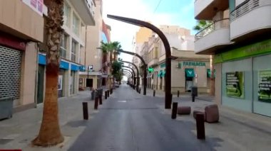 Torrevieja, İspanya - 30 Mart 2020: Boş şehir yolu, Corona virüsü salgınının yol açtığı karantina dönemi nedeniyle araç yok. Torrevieja, Alicante ili Costa Blanca, İspanya