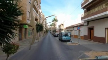 Torrevieja, İspanya - 30 Mart 2020: Boş şehir yolu, Corona virüsü salgınının yol açtığı karantina dönemi nedeniyle araç yok. Torrevieja, Alicante ili Costa Blanca, İspanya