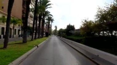 Torrevieja, İspanya - 30 Mart 2020: Boş şehir yolu, Corona virüsü salgınının yol açtığı karantina dönemi nedeniyle araç yok. Torrevieja, Alicante ili Costa Blanca, İspanya