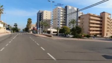Torrevieja, İspanya - 30 Mart 2020: Boş otoyol şehir yolu, Corona virüsü salgınının yol açtığı karantina döneminden dolayı araç yok. Torrevieja, Alicante ili Costa Blanca, İspanya