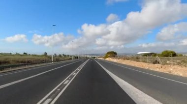 Torrevieja, İspanya - 30 Mart 2020: Boş otoyol şehir yolu, Corona virüsü salgınının yol açtığı karantina döneminden dolayı araç yok. Torrevieja, Alicante ili Costa Blanca, İspanya