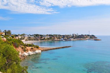 Cabo Roig plajı, kayalık sahil manzarası, güneşli bahar gününde Akdeniz 'in turkuaz lagünü. Costa Blanca, Alicante ili, Avrupa, İspanya