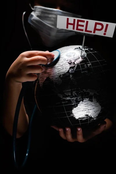 Kid Hold Globus Legte Stethoskop Auf Kugel Gezeigt Plakatwand Hilfe — Stockfoto