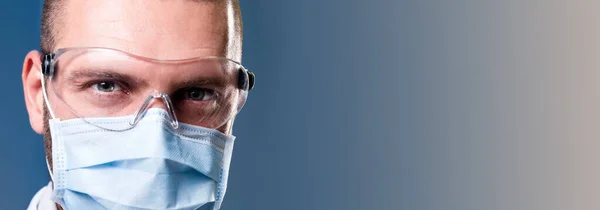 Gezicht Van Een Zelfverzekerde Arts Met Een Medisch Beschermend Masker — Stockfoto