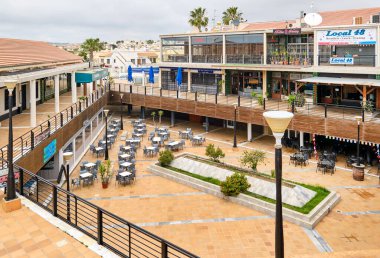 Orihuela, İspanya - 16 Nisan 2020: Corona virüsü salgını nedeniyle kapalı bar restoranları alışveriş merkezi ticari alanı. Halka açık yerlere girmek yasaktır. COVID-2019 kavramını durdur. İspanya