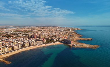 Los Locos kıyı şeridi, insansız hava aracı bakış açısı, sakin Akdeniz, Corona virüsünün tecrit plajlarında çekilmiş fotoğraf. Alicante ili, Costa Blanca, Espana, İspanya