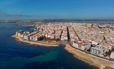 Los Locos kıyı şeridi, insansız hava aracı bakış açısı, sakin Akdeniz, Corona virüsünün tecrit plajlarında çekilmiş fotoğraf. Alicante ili, Costa Blanca, Espana, İspanya