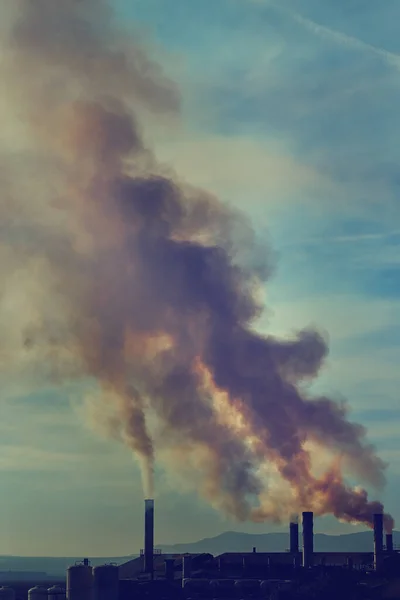 発電所煙突から煙 大気汚染環境汚染 生態系災害地球惑星問題の概念 スペイン グラナダ エスパーナで撮影 — ストック写真