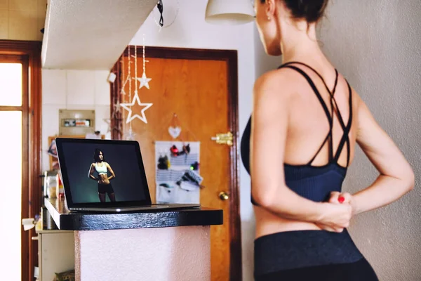 Mutfağında Çalışan Dikiz Aynalı Kadın Çevrimiçi Bilgisayar Eğitimi Alıyor Bilgisayar — Stok fotoğraf