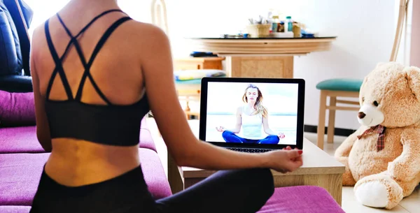 Rückansicht Sportliche Frau Aktivkleidung Sitzt Schneidersitz Auf Sofa Wohnzimmer Meditationspraxis — Stockfoto