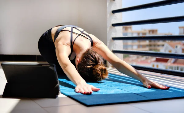 Frau Führen Yoga Kind Pose Auf Matte Nutzung Line Sitzung — Stockfoto