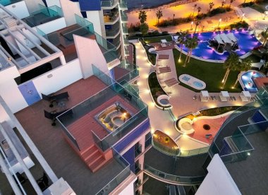 Orihuela, İspanya - 27 Ocak 2019: Akdeniz yakınlarında yüzme havuzları bulunan modern lüks mimari konut kompleksi Punta Prima, Torrevieja 'da yer almaktadır. İspanya