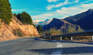 Sierra Nevada 'ya giden boş, dolambaçlı dağ yolu. Fotoğraf Granada İspanya 'da kayak merkezinde çekildi. Güneşli bir gün cennet manzarası yok. Endülüs İspanya