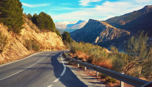 Estrada Montanhosa Vazia Pitoresca Que Conduz Serra Nevada Cume Coberta — Fotografia de Stock