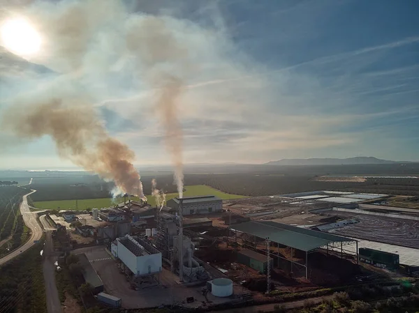 航空摄影遥望发电厂 烟从烟囱冒出来 空气污染环境污染 生态灾难地球问题的概念 在西班牙格拉纳达Espana拍摄的照片 — 图库照片