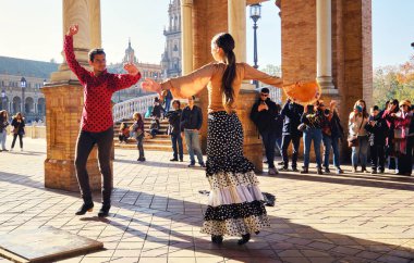 Seville, İspanya - 23 Aralık 2019: Turistler, Plaza de Espana 'daki turistlere yönelik sokak flamenko geleneksel gösterisinin keyfini çıkarıyorlar. Seyahat cazibesi ve eğlence, İspanyol kültürü sanat konsepti imajı