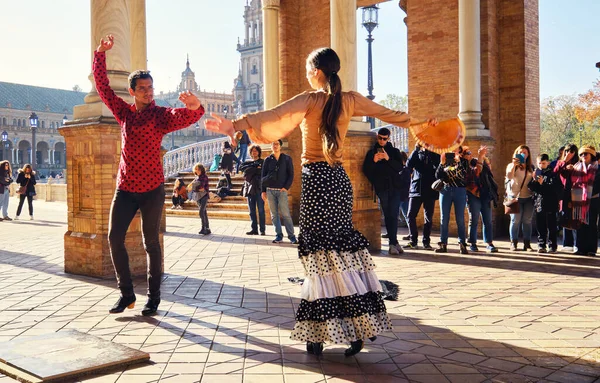 セビリア スペイン 2019年12月23日 観光客はスペイン広場でストリートフラメンコの伝統的なショー 訪問者のためのパフォーマンスをお楽しみください 旅行の魅力と楽しさ スペインの文化芸術のコンセプトイメージ — ストック写真
