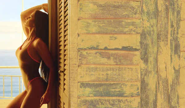 Sexy Frau Bikini Modell Modischen Badeanzug Posiert Angelehnt Tür Sommerterrasse — Stockfoto
