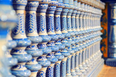 Mimari detaylar Plaza de Espana 'yı kapatın. Mavi ve beyaz kiremitli sütun parçaları arka plan, seçici odak, insan yok. Ünlü turistik bir yer, muhteşem bir mimari. Endülüs, Sevilla, İspanya