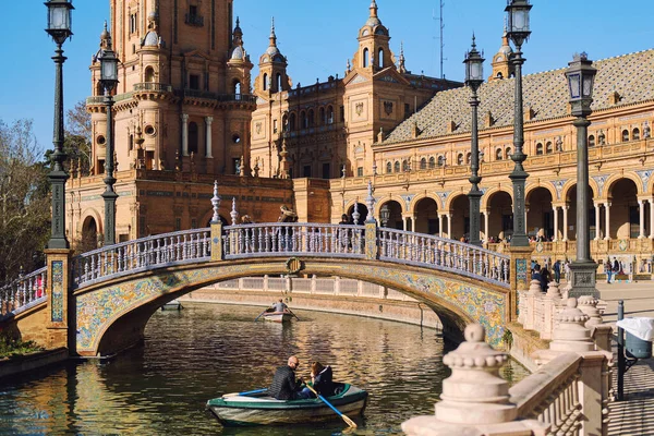 Sevilla Španělsko Prosince 2019 Turisté Plují Řadovém Člunu Kolem Řeky — Stock fotografie