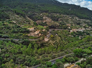 İnsansız hava aracı fotoğrafçılığı, Banyalbufar 'daki küçük köydeki manzaralı manzaralı tepe evleri, güzel manzaralı yeşil dağlar, kırsal alanlar, Mallorca. İspanya