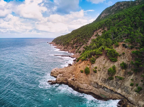 Vegetação Verde Nas Montanhas Costa Rochosa Ondulado Mar Mediterrâneo Surf — Fotografia de Stock