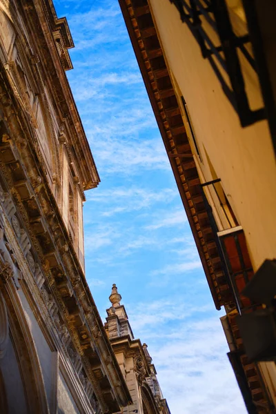 Vista Cielo Blu Tra Antica Architettura Del Centro Storico Spagnolo — Foto Stock