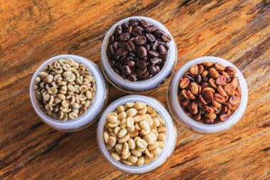 Kahveler ahşap arka planda..