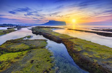 Güneş doğarken Seongsan Ilchulbong, Jeju Adası, Güney Kore.