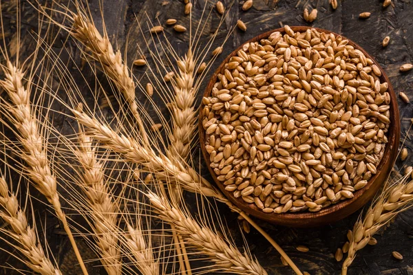 Orejas de trigo y tazón de granos de trigo —  Fotos de Stock