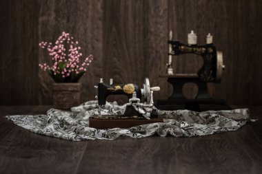 Küçük nostaljik dekoratif dikiş makinesi