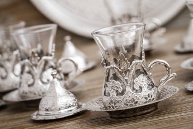 Geleneksel Gümüş kahve fincanı seti içinde bir tepsi ahşap arka plan üzerinde