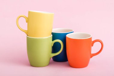 Pembe bir arka plan üzerinde renkli kahve bardağı