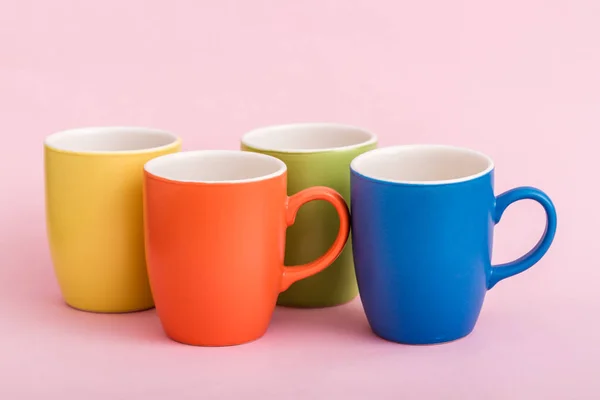 Bunte Kaffeebecher auf rosa Hintergrund — Stockfoto