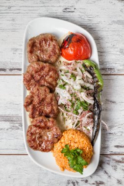 Pişmiş ve hizmet köfte tabağı 