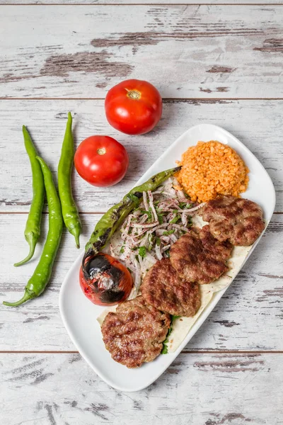 Placa de albóndigas cocida y servida — Foto de Stock