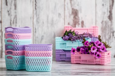 Minyatür renkli plastik sepetler ev kullanımı için
