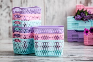 Minyatür renkli plastik sepetler ev kullanımı için