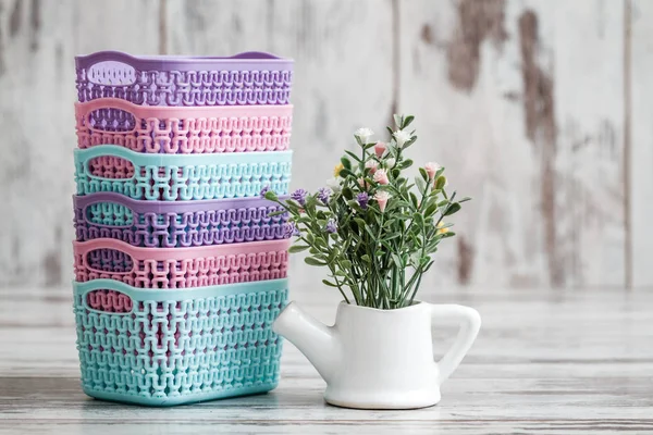 Miniatuur kleurrijke kunststof manden voor huishoudelijk gebruik Stockfoto
