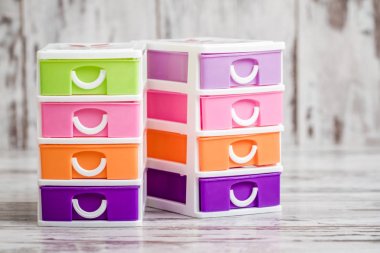 Küçük, sevimli ve renkli plastik Çekmeceli beyaz