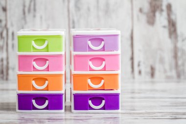 Küçük, sevimli ve renkli plastik Çekmeceli beyaz