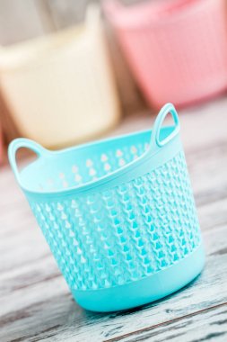 Beyaz ahşap arka plan üzerinde renkli mini plastik kasalar