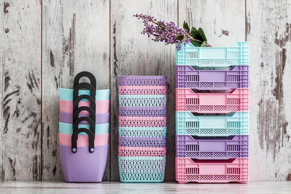 Beyaz arka plan üzerinde ev kullanımı için minyatür renkli plastik kasalar