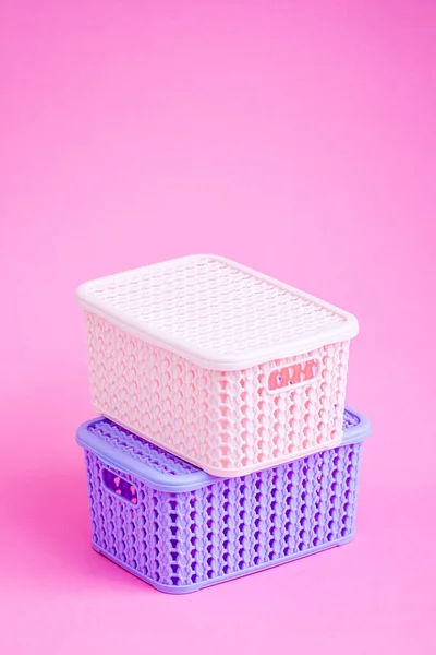 Πολύχρωμο Mini Πλαστικά Καλάθια Ροζ Φόντο Εικόνα Αρχείου