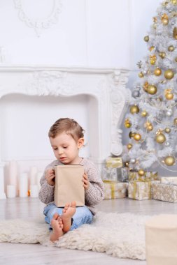 Çocuk Noel ağacının altında