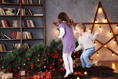 Çocuk sevinçle dans